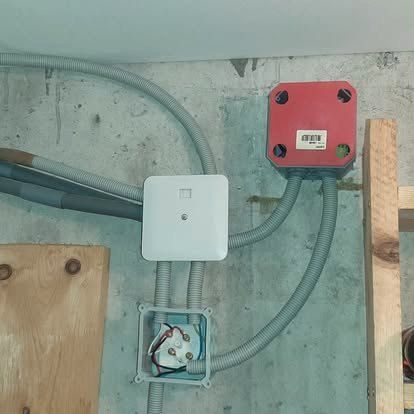 Boîte de dérivation posée et raccordée